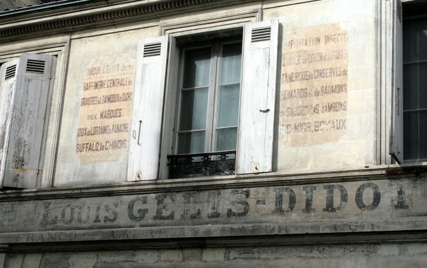 Bordeaux ghostsign painted on a wall